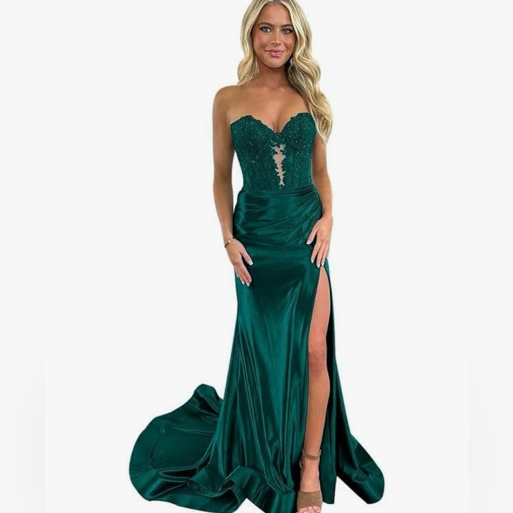 NWT - Ruched Strapless (PERFECT FOR PROM) Gown